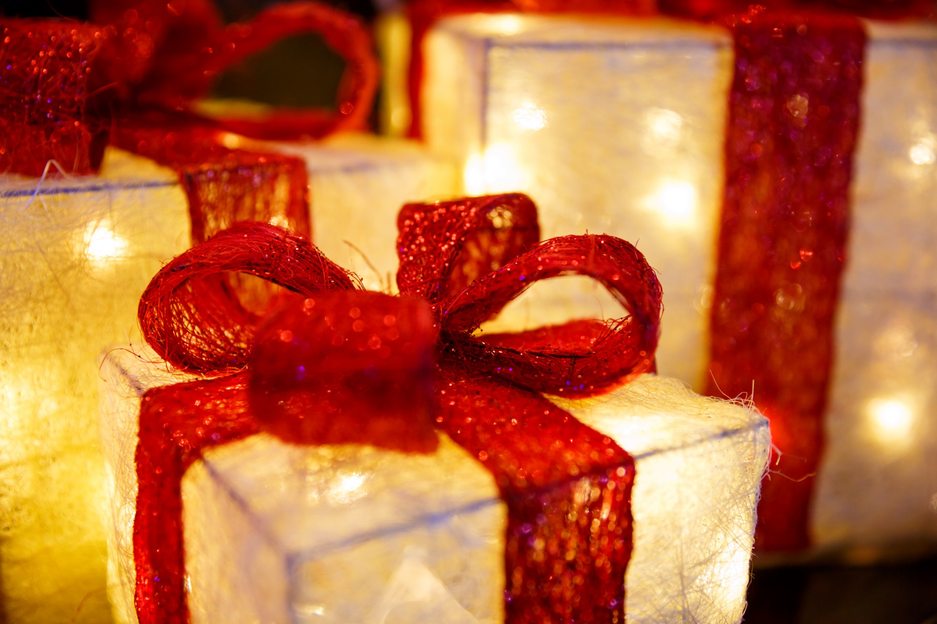 illuminated-christmas-presents